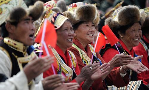 3月27日,西藏山南地區(qū)乃東縣克松村村民參加慶祝活動(dòng)。新華社記者 普布扎西 攝