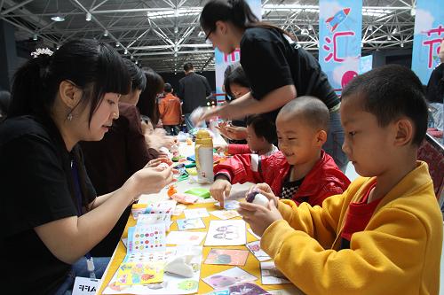 中國首屆制匯節(jié)深圳舉行 4月8日,幾名孩子在中國首屆制匯節(jié)上體驗(yàn)創(chuàng)意產(chǎn)品。 當(dāng)日,中國首屆制匯節(jié)(Maker Faire)在深圳寶安F518時(shí)尚創(chuàng)意園舉行,參展的108名中外“創(chuàng)客”展示了包括技術(shù)、服務(wù)及產(chǎn)品等領(lǐng)域的小創(chuàng)意。 制匯節(jié)的“制”即動(dòng)手制造創(chuàng)意作品,“匯”是匯聚之意。這種活動(dòng)形式源自于美國,參觀者可以和全家一起參與,分享藝術(shù)、手工、科學(xué)、工程、音樂等領(lǐng)域各種精彩的DIY作品。 新華社發(fā)(黃建華 攝)