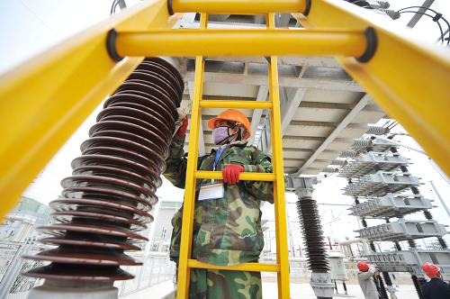寧東至山東±660千伏直流輸電線路綜合檢修全面啟動(dòng) 4月9日,在寧東至山東±660千伏直流輸電線路寧東換流站內(nèi),工作人員在對(duì)電力設(shè)備進(jìn)行檢測(cè)前的清潔工作。 近日,寧東至山東±660千伏直流輸電線路迎來(lái)了2011年投運(yùn)之后的首次綜合檢修,此次綜合檢修是為了確保今年“迎峰度夏”期間寧夏對(duì)山東的可靠、安全送電。截至目前,該線路累計(jì)向山東輸送電量超過(guò)340億度。 據(jù)了解,此次綜合檢修共計(jì)300余項(xiàng)內(nèi)容,主要包括對(duì)寧夏銀川東換流站和山東青島換流站同步開(kāi)展閥廳、斷路器、主變及相關(guān)電氣設(shè)備的檢修;對(duì)寧東至山東±660千伏直流線路進(jìn)行線路缺陷(隱患)、噴涂PRTV以及相關(guān)方面的檢修;寧夏區(qū)內(nèi)三座外送電電廠同步安排對(duì)機(jī)組和750千伏升壓站電氣設(shè)備檢修三部分。 新華社記者 彭昭之?dāng)z