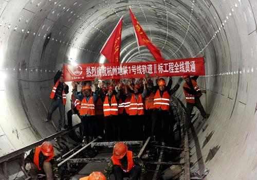 杭州地鐵1號(hào)線二標(biāo)段全線順利實(shí)現(xiàn)軌通 4月10日,中鐵一局杭州地鐵1號(hào)線軌道二標(biāo)段的施工工人慶祝軌通。 當(dāng)日,隨著杭州臨平站最后25米混凝土的澆筑完成,中鐵一局杭州地鐵1號(hào)線軌道二標(biāo)工程正式宣告全線整體道床施工完成,順利實(shí)現(xiàn)軌通。中鐵一局負(fù)責(zé)施工的杭州地鐵1號(hào)線二標(biāo)線路長(zhǎng)度29.383公里,約占1號(hào)線總長(zhǎng)的61%。 地鐵1號(hào)線線路全長(zhǎng)48公里,是杭州市首條開工建設(shè)的地鐵線路,工程于2007年3月28日開工建設(shè)。目前,杭州地鐵1號(hào)線已進(jìn)入全面安裝、調(diào)試及裝修階段,計(jì)劃4月份實(shí)現(xiàn)全線“軌通”、“電通”,6月份開始空載試運(yùn)行。 新華社記者 徐昱攝
