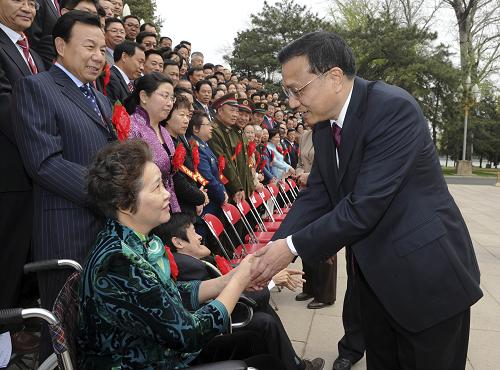 4月10日,中共中央政治局常委、國(guó)務(wù)院副總理李克強(qiáng)在北京中南海會(huì)見(jiàn)第七屆中華慈善獎(jiǎng)獲獎(jiǎng)?wù)叽怼?新華社記者饒愛(ài)民攝