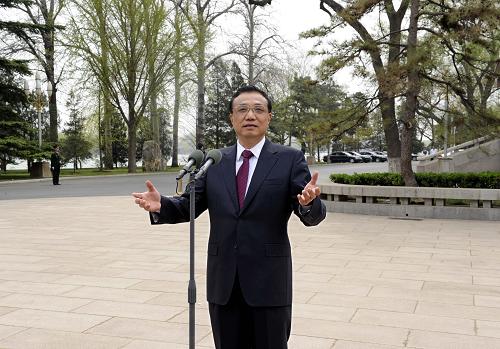 這是李克強(qiáng)在發(fā)表重要講話。 新華社記者饒愛(ài)民攝