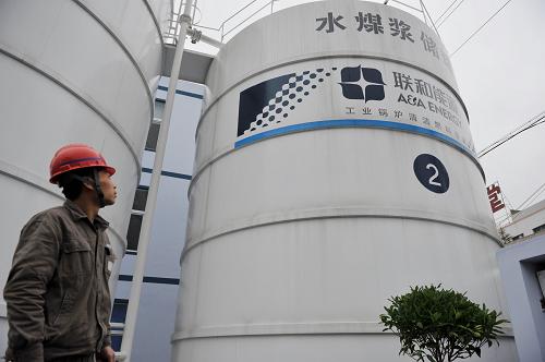 這是工作人員在位于貴陽清鎮(zhèn)市的清鎮(zhèn)工業(yè)園區(qū)水煤漿集中供汽站查看水煤漿儲存罐(2011年12月14日攝)。新華社記者 歐東衢 攝