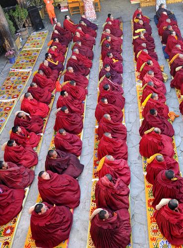 4月13日,格西拉讓巴頒證儀式法會在拉薩大昭寺舉行。 當(dāng)日,2012年藏傳佛教學(xué)經(jīng)僧人晉升格西拉讓巴頒證儀式在拉薩大昭寺舉行,8名僧人獲得此項學(xué)位。 據(jù)了解,這是自2004年恢復(fù)藏傳佛教格西拉讓巴學(xué)位晉升考試制度以來舉行的第八次立宗活動。至今已有56名僧人獲得了這一榮譽(yù)。格西拉讓巴學(xué)位是藏傳佛教格魯派僧人修學(xué)顯宗的最高學(xué)位。這個近似于現(xiàn)代意義上博士學(xué)位的宗教學(xué)位,是每一位藏傳佛教格魯派學(xué)經(jīng)僧人的最高目標(biāo)。 新華社記者 覺果 攝