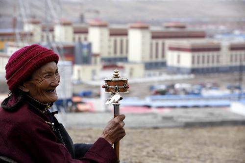 78歲的阿毛老人在新建成的玉樹縣第三民族中學后山上誦經(jīng)(4月12日攝)。 2010年4月14日,青海省玉樹地區(qū)發(fā)生了7.1級地震,給人民生命財產(chǎn)和社會經(jīng)濟發(fā)展造成了巨大損失。災(zāi)后,在黨中央、國務(wù)院的堅強領(lǐng)導(dǎo)下,在全國人民的關(guān)心支持下,經(jīng)過兩年的奮戰(zhàn),玉樹災(zāi)后重建取得了階段性的勝利。 截至目前,玉樹災(zāi)后重建累計開工項目843個,占規(guī)劃項目的66%,其中已完工項目158個;累計完成投資208.9億元,占規(guī)劃總投資的73.4%。 新華社發(fā) (梁建新 攝)