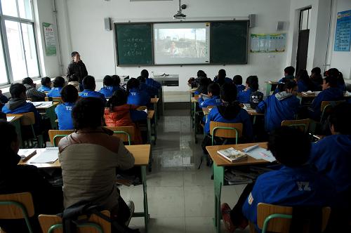 4月13日,玉樹縣第三民族中學的學生在新建好的教室內(nèi)觀看感恩主題電影。 2010年4月14日,青海省玉樹地區(qū)發(fā)生了7.1級地震,給人民生命財產(chǎn)和社會經(jīng)濟發(fā)展造成了巨大損失。災(zāi)后,在黨中央、國務(wù)院的堅強領(lǐng)導(dǎo)下,在全國人民的關(guān)心支持下,經(jīng)過兩年的奮戰(zhàn),玉樹災(zāi)后重建取得了階段性的勝利。 截至目前,玉樹災(zāi)后重建累計開工項目843個,占規(guī)劃項目的66%,其中已完工項目158個;累計完成投資208.9億元,占規(guī)劃總投資的73.4%。 新華社記者 王博 攝