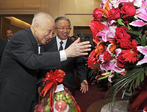 4月16日,柬歷新年到來(lái)之際,中國(guó)國(guó)務(wù)委員戴秉國(guó)在北京看望柬埔寨太皇西哈努克和太后莫尼列。新華社記者 饒愛(ài)民 攝