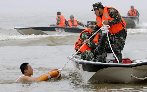 4月18日,武警江西總隊(duì)南昌支隊(duì)官兵在贛江水域進(jìn)行水上救援演練。新華社發(fā)(曹先訓(xùn)攝)