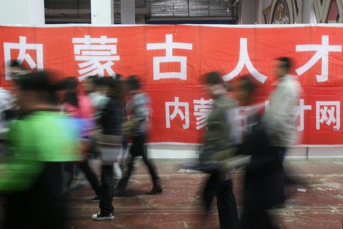 4月21日,在內(nèi)蒙古呼和浩特市,應(yīng)聘者走進(jìn)人才交流會(huì)會(huì)場(chǎng)。新華社記者 張帆 攝