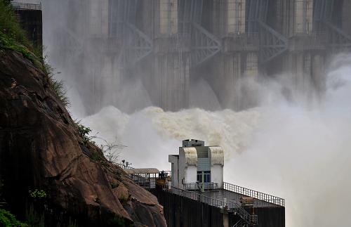 這是福建水口水電站12孔溢洪閘門全部開(kāi)啟泄洪時(shí)的壯觀場(chǎng)面(4月26日攝)。新華社記者 魏培全 攝