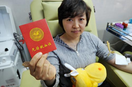 4月27日,在寧夏回族自治區(qū)人民醫(yī)院的愛心獻(xiàn)血屋內(nèi),一位無償獻(xiàn)血的市民在展示她剛領(lǐng)取到的無償獻(xiàn)血證。新華社記者 彭昭之?dāng)z