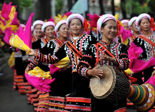 4月29日,拉祜族婦女在2012中國(guó)昆明國(guó)際文化旅游節(jié)昆明狂歡節(jié)上表演民族舞蹈。新華社記者 藺以光 攝