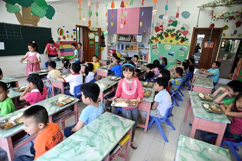 5月24日,東北師范大學(xué)附屬幼兒學(xué)園的孩子在吃營養(yǎng)餐。新華社記者 林宏 攝