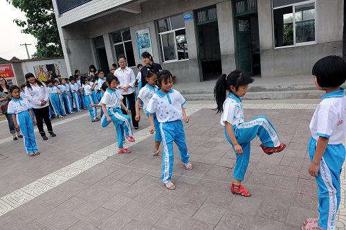 5月23日,渭南市臨渭區(qū)思遠學(xué)校的學(xué)生在體育課上跳皮筋。2011年起,陜西省渭南市婦聯(lián)通過實施“兒童成長家園”和“民辦園所”項目等措施,為留守兒童、孤殘兒童等群體進行心理輔導(dǎo)和慰問,并在學(xué)校里為留守兒童配備生活老師,關(guān)愛留守兒童,為留守兒童健康成長創(chuàng)造了良好的環(huán)境。目前,該市大荔、臨渭等6個示范點被評為省級項目示范點。