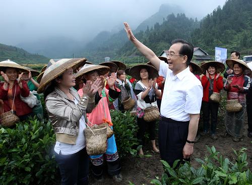 5月25日至27日,中共中央政治局常委、國(guó)務(wù)院總理溫家寶來(lái)到湖南省湘西土家族苗族自治州古丈縣、吉首市、花垣縣就推進(jìn)連片特困地區(qū)扶貧開(kāi)發(fā)工作進(jìn)行調(diào)研。這是5月25日,溫家寶走進(jìn)古丈縣雙溪鄉(xiāng)梳頭溪村茶田,向采茶婦女招手致意并詢(xún)問(wèn)種茶收入等情況。新華社記者 龐興雷 攝