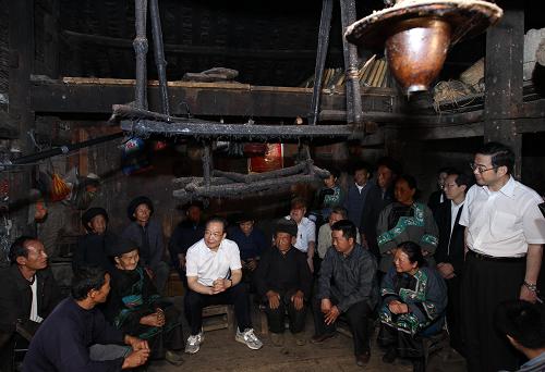 這是5月26日,在花垣縣麻栗場(chǎng)鎮(zhèn)立新村88歲村民吳甲玉家1957年蓋的老房子里,溫家寶與村民們交流。新華社記者 龐興雷 攝