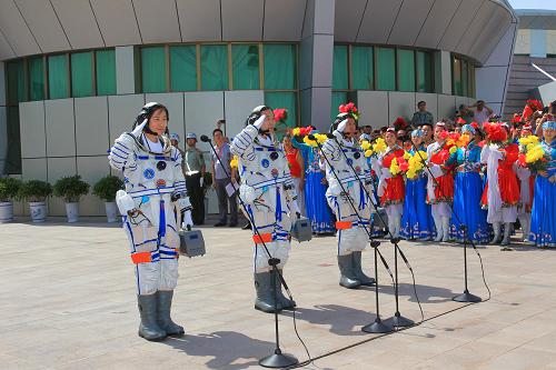 6月16日,神舟九號航天員出征儀式在酒泉衛(wèi)星發(fā)射中心航天員公寓問天閣舉行。新華社記者 李剛 攝
