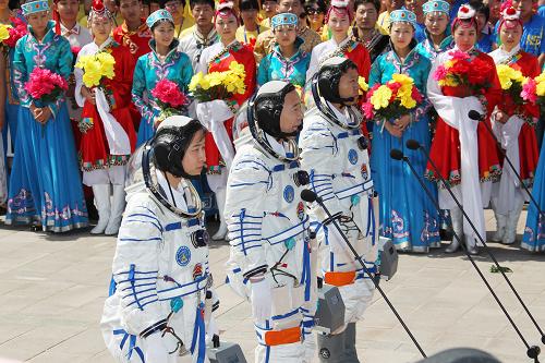 6月16日,神舟九號航天員出征儀式在酒泉衛(wèi)星發(fā)射中心航天員公寓問天閣舉行。新華社記者 王建民 攝