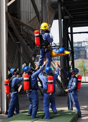 6月19日,甘肅酒鋼集團氣體防護站施救人員使用緩降器將“中毒人員”從二層平臺向地面運送。新華社記者 范培珅 攝
