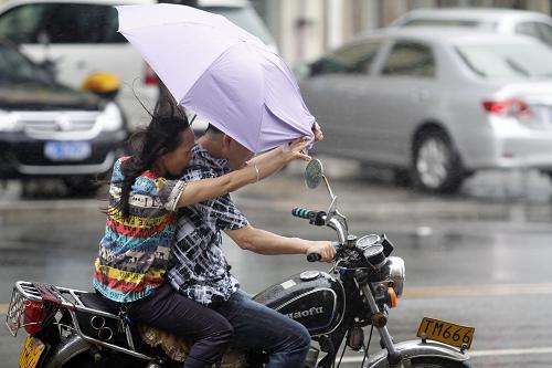 6月20日,受熱帶風(fēng)暴“泰利”影響,福建省晉江市狂風(fēng)降雨不斷,市民出行受阻。 新華社發(fā)