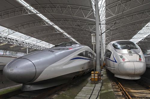 6月25日拍攝的??吭谏虾U镜膬闪袦麑幐哞F動(dòng)車(chē)組列車(chē)。2012年7月1日零時(shí)起,全國(guó)鐵路將實(shí)行新的列車(chē)運(yùn)行圖。京滬高鐵從7月1日起實(shí)行高峰運(yùn)行圖,并將增加運(yùn)力,滬寧、滬杭、京滬高鐵部分商務(wù)座和特等座將在暑運(yùn)期間實(shí)行分時(shí)段優(yōu)惠等降價(jià)措施。