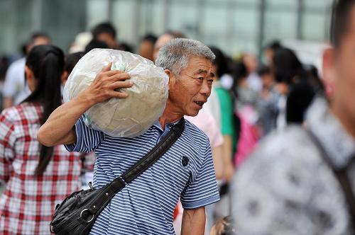 7月3日,在寧夏銀川火車(chē)站,一位旅客準(zhǔn)備進(jìn)站上車(chē)。 隨著暑期來(lái)臨,一年一度的暑運(yùn)工作拉開(kāi)序幕。據(jù)了解,2012年鐵路暑運(yùn)自7月1日開(kāi)始,直到8月31日結(jié)束,共62天,預(yù)計(jì)暑運(yùn)期間全國(guó)將發(fā)送旅客3.72億人,日均發(fā)送600萬(wàn)人。 新華社記者彭昭之?dāng)z