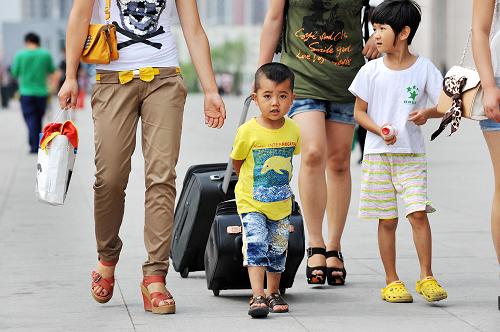 7月3日,在寧夏銀川火車(chē)站,一位小朋友幫家人拉行李。 隨著暑期來(lái)臨,一年一度的暑運(yùn)工作拉開(kāi)序幕。據(jù)了解,2012年鐵路暑運(yùn)自7月1日開(kāi)始,直到8月31日結(jié)束,共62天,預(yù)計(jì)暑運(yùn)期間全國(guó)將發(fā)送旅客3.72億人,日均發(fā)送600萬(wàn)人。 新華社記者彭昭之?dāng)z