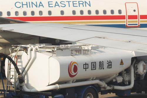 7月5日起部分航空公司國(guó)內(nèi)航線(xiàn)燃油附加費(fèi)下調(diào) 7月3日,一架飛機(jī)在南京祿口機(jī)場(chǎng)加油。 繼多家航空公司下調(diào)7月國(guó)際航線(xiàn)燃油附加費(fèi)后,7月國(guó)內(nèi)航線(xiàn)亦呈下調(diào)格局。據(jù)悉,廈門(mén)航空等部分航空公司下調(diào)燃油附加費(fèi)的書(shū)面文件顯示,自7月5日起,成人旅客乘坐800公里(含)以下航段,燃油附加費(fèi)由70元調(diào)整至50元;800公里以上航段,由130元調(diào)整為100元。業(yè)內(nèi)人士指出,依照油價(jià)與燃油附加費(fèi)調(diào)整的聯(lián)動(dòng)機(jī)制,國(guó)內(nèi)航線(xiàn)燃油附加費(fèi)的漲跌幅度具有一致性,國(guó)內(nèi)其他航空公司也將陸續(xù)下發(fā)下調(diào)燃油附加費(fèi)的通知。 新華社發(fā)(周海軍 攝)