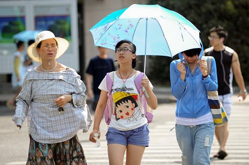 浙江多地發(fā)布高溫橙色預(yù)警 7月4日,行人在杭州街頭“全副武裝”遮擋陽(yáng)光。 當(dāng)日10時(shí),浙江省氣象臺(tái)發(fā)布高溫橙色預(yù)警,預(yù)計(jì)浙江省麗水、金華、衢州、紹興地區(qū)以及臺(tái)州西部、寧波西部和杭州東部等地將出現(xiàn)37到39攝氏度的高溫天氣,提示有關(guān)部門和單位落實(shí)防暑降溫保障措施。 新華社記者鞠煥宗攝