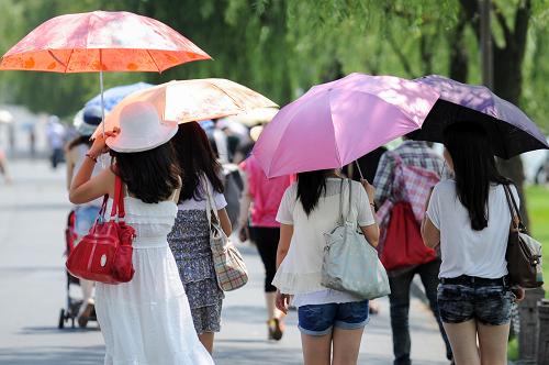 7月4日,在西湖景區(qū),幾位行人撐傘遮陽(yáng)。 當(dāng)日10時(shí),浙江省氣象臺(tái)發(fā)布高溫橙色預(yù)警,預(yù)計(jì)浙江省麗水、金華、衢州、紹興地區(qū)以及臺(tái)州西部、寧波西部和杭州東部等地將出現(xiàn)37到39攝氏度的高溫天氣,提示有關(guān)部門和單位落實(shí)防暑降溫保障措施。 新華社記者鞠煥宗攝