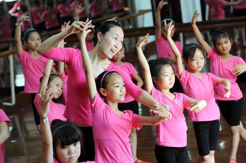 6月29日,余姚市青少年宮的舞蹈老師在教農(nóng)民工子女學(xué)習(xí)舞蹈動(dòng)作。 6月26日,由浙江余姚市青少年宮舉辦的首期新小公民“紅舞鞋”夏令營(yíng)開(kāi)班,來(lái)自貴州、安徽、四川、湖南等地的20名8至12歲農(nóng)民工子女參加這次免費(fèi)舞蹈培訓(xùn)。 新小公民“紅舞鞋”夏令營(yíng)是余姚市青少年宮暑期免費(fèi)開(kāi)放公益活動(dòng)系列之一,旨在幫助更多渴望得到藝術(shù)培養(yǎng)的農(nóng)民工子女實(shí)現(xiàn)夢(mèng)想。 新華社發(fā)(陳斌榮 攝)