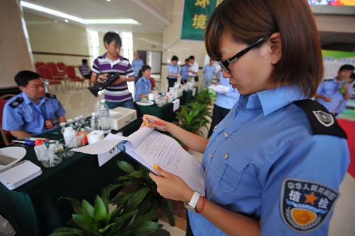 7月5日,裁判為參賽選手打分。 當(dāng)日,海南省農(nóng)產(chǎn)品農(nóng)藥殘留快速檢測技能競賽在??谂e行,來自海南各市縣農(nóng)業(yè)部門和基層農(nóng)業(yè)合作社的50余位選手參加了比賽,內(nèi)容包括農(nóng)產(chǎn)品質(zhì)量安全相關(guān)法律法規(guī)和檢驗檢測基本知識問答、瓜果菜中農(nóng)藥殘留的快速檢測操作。 據(jù)了解,2011年海南全省共抽檢瓜果菜樣品40多萬個,合格率達到98.09%。 新華社記者 郭程 攝