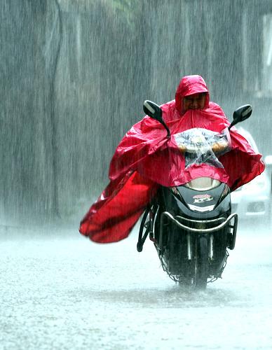 7月13日,在湖北省武漢市江岸區(qū),一名男子騎摩托車在雨中出行。當(dāng)日,武漢迎來強(qiáng)降水天氣,突如其來的暴雨給人們出行帶來不便。武漢中心氣象臺于13日15點(diǎn)21分發(fā)布了暴雨紅色預(yù)警:今天武漢地區(qū)、羅田、英山大部分地區(qū)降水達(dá)100毫米以上,未來仍有50-80毫米的降水,請防范積澇和山洪滑坡等災(zāi)害。新華社發(fā)