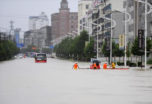 7月13日,武漢市黃陂區(qū)消防官兵在救援被困群眾。連日來(lái),武漢黃陂區(qū)遭受特大暴雨襲擊,城區(qū)多處積水嚴(yán)重,部分干道水深齊胸。新華社記者 郝同前 攝