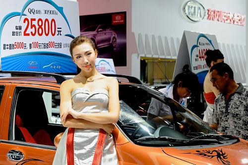 奇瑞汽車(chē)在展會(huì)上推出送購(gòu)車(chē)補(bǔ)貼活動(dòng)(7月13日攝)。正在長(zhǎng)春舉行的第九屆中國(guó)(長(zhǎng)春)國(guó)際汽車(chē)博覽會(huì)上,國(guó)內(nèi)眾多參展商開(kāi)始緊鑼密鼓的促銷(xiāo)宣傳。在車(chē)展期間,購(gòu)車(chē)者最低將可享受低至零首付的購(gòu)車(chē)優(yōu)惠。新華社記者 林宏 攝