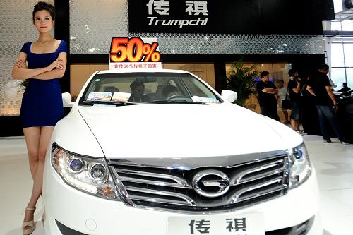 廣汽傳祺汽車(chē)為購(gòu)車(chē)者提供50%首付優(yōu)惠(7月13日攝)。新華社記者 林宏 攝
