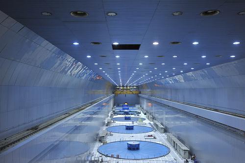 7月13日拍攝的三峽地下電站廠房內景,6臺機組全部實現(xiàn)滿發(fā)。當日,隨著長江2號洪峰過境,三峽電站32臺70萬千瓦巨型機組在全部投入運行后,首次實現(xiàn)滿負荷發(fā)電。全場機組日均發(fā)電量5.4億千瓦時,對緩解我國夏季用電緊張,調節(jié)電網(wǎng)用電高峰起到積極作用。新華社發(fā)(鄭家裕 攝)
