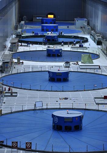 7月13日拍攝的三峽地下電站廠房內景,6臺機組全部實現(xiàn)滿發(fā)。新華社發(fā)(鄭家裕 攝)