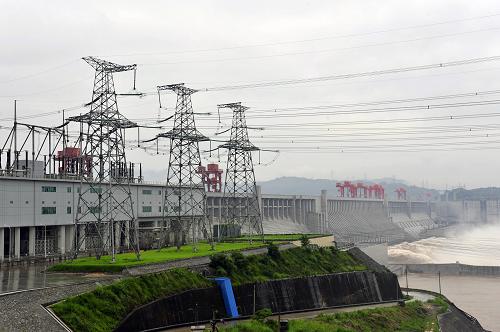 7月13日拍攝的三峽右岸電站外送輸電線路,巨大的電能從這里輸送到全國各地。新華社發(fā)(鄭家裕 攝)