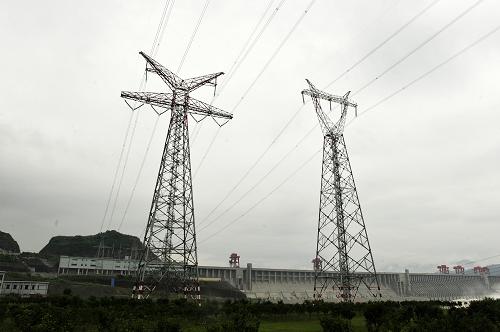 7月13日拍攝的三峽右岸電站外送輸電線路,巨大的電能從這里輸送到全國各地。新華社發(fā)(鄭家裕 攝)