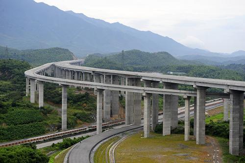 橫跨京港澳高速的郴寧高速水龍互通立交橋(7月16日攝)。新華社記者 郝同前 攝