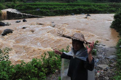 在廣西大化瑤族自治縣都陽鎮(zhèn)雙福村,暴雨使得河水一夜之間暴漲(7月17日攝)。新華社記者 黃孝邦 攝