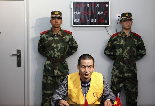 老撾公安部工作組提審“金三角”地區(qū)特大武裝販毒集團(tuán)及“10·5”案件主犯糯康(7月17日攝)。新華社記者 王申 攝