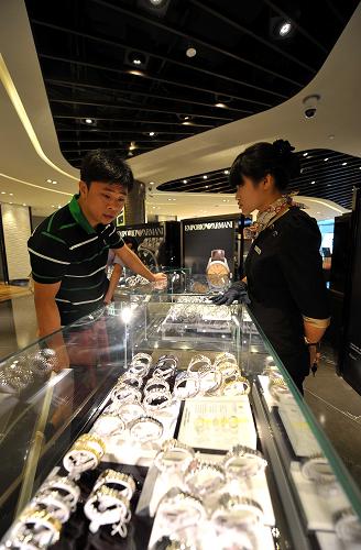 7月20日,游客在免稅店二期挑選手表。新華社記者 郭程 攝
