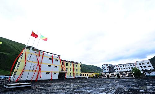 這是7月22日拍攝的中剛友誼小學外景。當日,剛果(布)援建的中剛友誼小學竣工儀式在青海省玉樹藏族自治州稱多縣舉行。據(jù)了解,2011年2月剛果(布)向玉樹災區(qū)捐贈1600萬元人民幣,用于重建玉樹州稱多縣中剛友誼小學項目。目前竣工的中剛友誼小學占地42625平方米,是震前的4倍多;校舍面積10483平方米,是震前的近7倍;擁有現(xiàn)代化的教學樓、綜合實驗樓、食堂、學生和教工宿舍以及標準籃球場和塑膠跑道運動場,能容納240名學生就讀。學校將于今年9月正式投入使用。