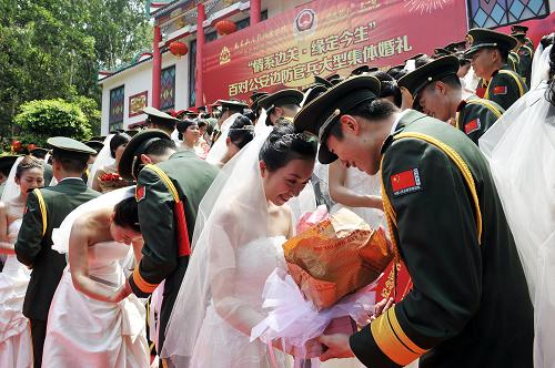 全國(guó)公安邊防百對(duì)新人集體婚禮在廣東舉行 7月30日,新人們互相鞠躬喜結(jié)良緣。 當(dāng)日,“情系邊關(guān),緣定今生”全國(guó)公安邊防百對(duì)官兵新人集體婚禮在廣東東莞舉行。 據(jù)了解,參加婚禮的百名官兵來(lái)自西藏、新疆等全國(guó)29個(gè)省、自治區(qū)、直轄市的邊防總隊(duì)以及公安邊防院校,大多長(zhǎng)年堅(jiān)守在高原、戈壁、海島等條件艱苦的祖國(guó)邊境線上。在現(xiàn)場(chǎng)嘉賓和親友的見(jiàn)證下,百位新人喜結(jié)良緣。 新華社記者梁旭攝