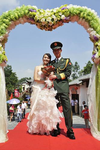 7月30日,一對(duì)新人攜手步入婚禮現(xiàn)場(chǎng)。 當(dāng)日,“情系邊關(guān),緣定今生”全國(guó)公安邊防百對(duì)官兵新人集體婚禮在廣東東莞舉行。 據(jù)了解,參加婚禮的百名官兵來(lái)自西藏、新疆等全國(guó)29個(gè)省、自治區(qū)、直轄市的邊防總隊(duì)以及公安邊防院校,大多長(zhǎng)年堅(jiān)守在高原、戈壁、海島等條件艱苦的祖國(guó)邊境線上。在現(xiàn)場(chǎng)嘉賓和親友的見(jiàn)證下,百位新人喜結(jié)良緣。 新華社記者梁旭攝