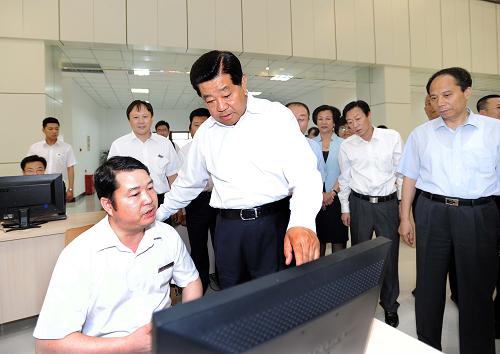7月27日至30日,中共中央政治局常委、全國政協(xié)主席賈慶林在黑龍江調研。 這是7月28日,賈慶林在新華(大慶)國際石油資訊中心與工作人員親切交談。 新華社記者 李濤 攝
