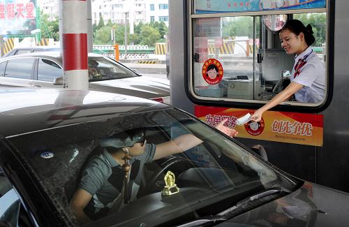 8月2日,在合寧高速金寨路收費站,一名車主在交費。 當日,中國政府網(wǎng)發(fā)布《國務院關于批轉(zhuǎn)交通運輸部等部門重大節(jié)假日免收小型客車通行費實施方案的通知》,國務院已同意交通運輸部、發(fā)展改革委、財政部、監(jiān)察部、國務院糾風辦制定的《重大節(jié)假日免收小型客車通行費實施方案》。今后春節(jié)、清明節(jié)、勞動節(jié)、國慶節(jié)等四個國家法定節(jié)假日,以及當年國務院辦公廳文件確定的上述法定節(jié)假日連休日,全國收費公路小型客車可以免費通行。 新華社記者劉軍喜攝