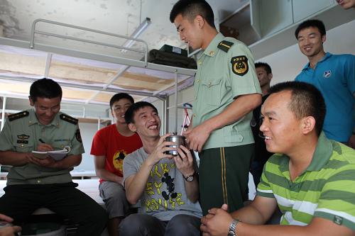 8月5日,在武警邊防部隊烏魯木齊指揮學(xué)校,大訓(xùn)隊班長在班內(nèi)了解學(xué)員到校后的情況。新華社發(fā)(韓廣寧 攝)